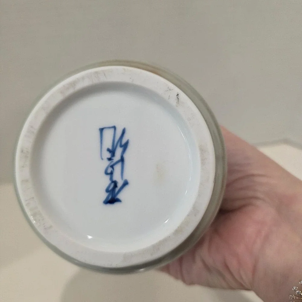 Japanese Gen-emon Arita kiln  Blue White Porcelien Floral Hand Painted Vase 9.5